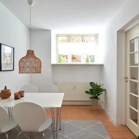 Danish Hygge Close To The Lakes Apartamento
